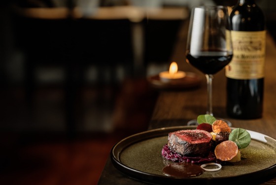 Recept hert filet met rode kool bloedworst gekonfijte aardappel en krokantjes van 5 spice